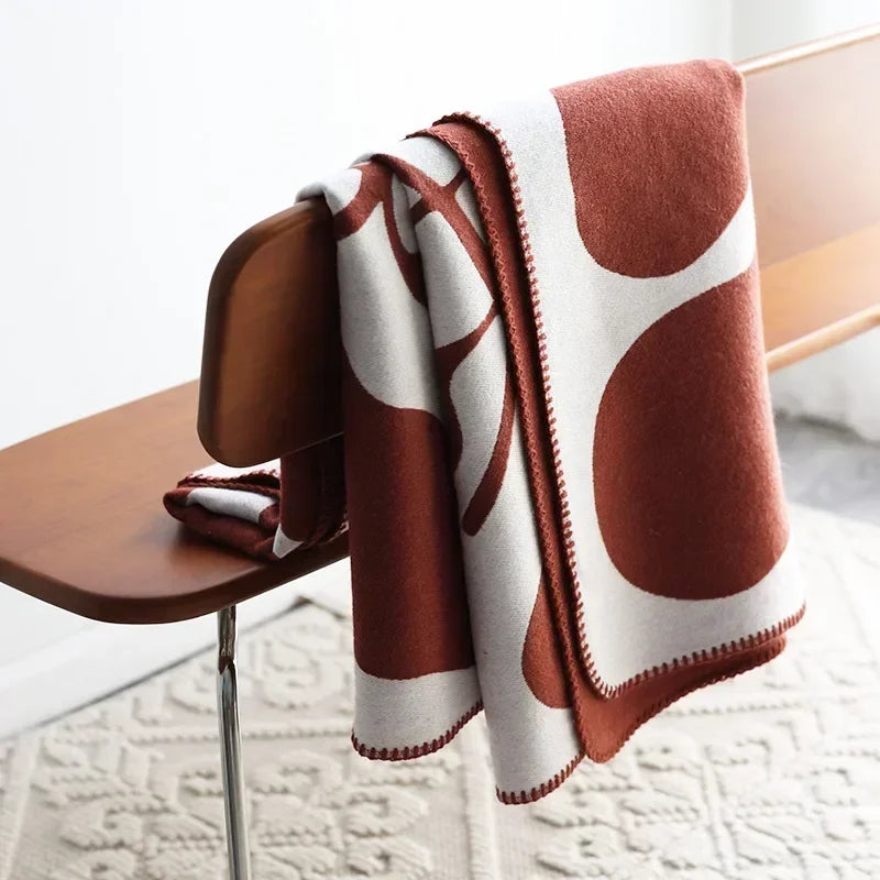Couleur : Terracotta - plaid jacquard graphique drapé sur une chaise en bois
