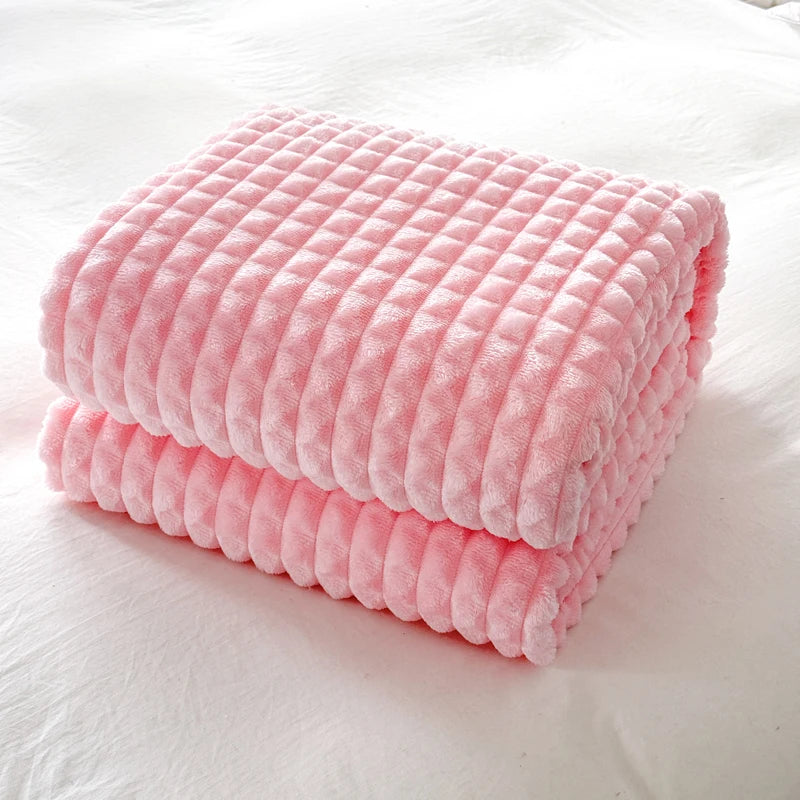 Couleur : Rose poudré - plaid à carreaux en relief plié sur un lit