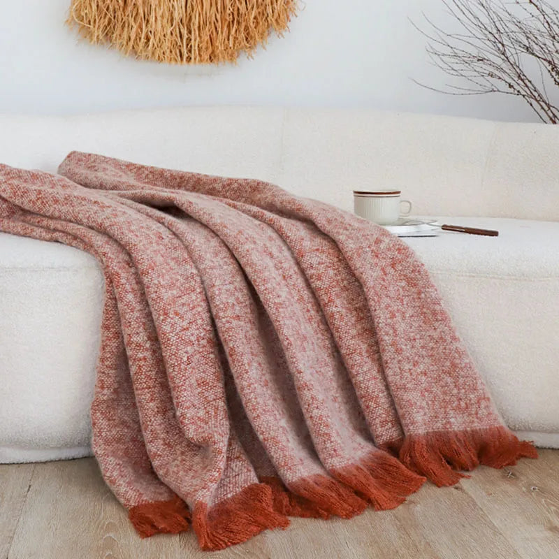 Couleur : Terracotta chiné - plaid tricot chiné à franges sur un canapé blanc