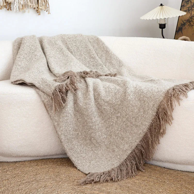 Couleur : Taupe chiné - plaid drapé sur un canapé