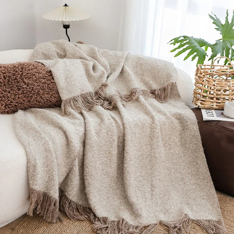 Couleur : Taupe chiné - plaid posé sur un canapé blanc