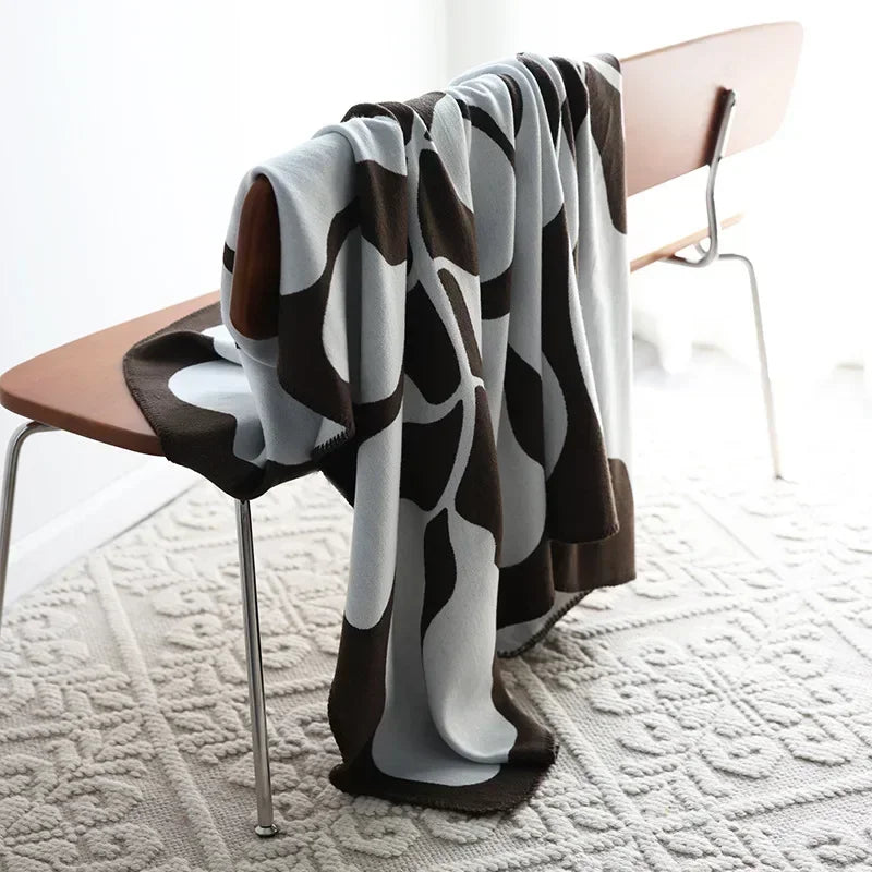 Couleur : Chocolat - plaid jacquard graphique drapé sur une chaise en bois