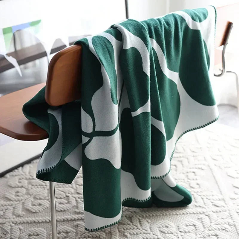 Couleur : Vert sapin - plaid jacquard graphique drapé sur une chaise en bois