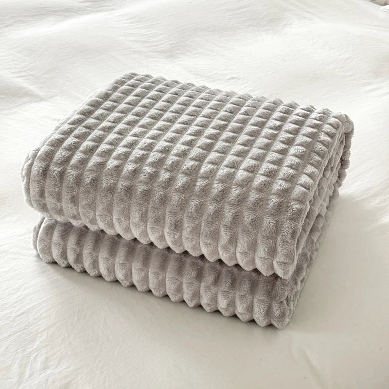 Couleur : Gris perle - plaid à carreaux en relief plié sur un lit
