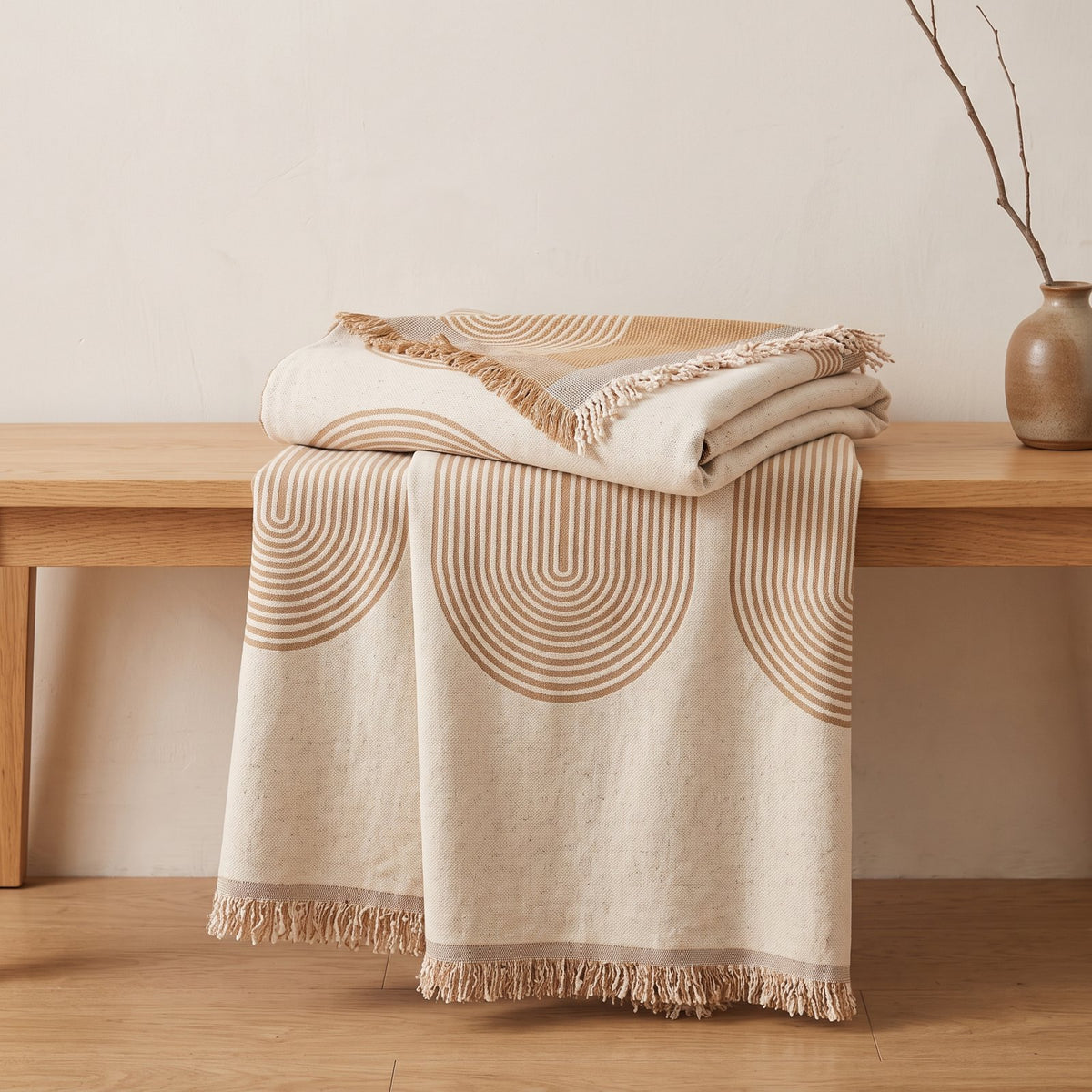 Couleur : Camel - plaid plié sur un banc