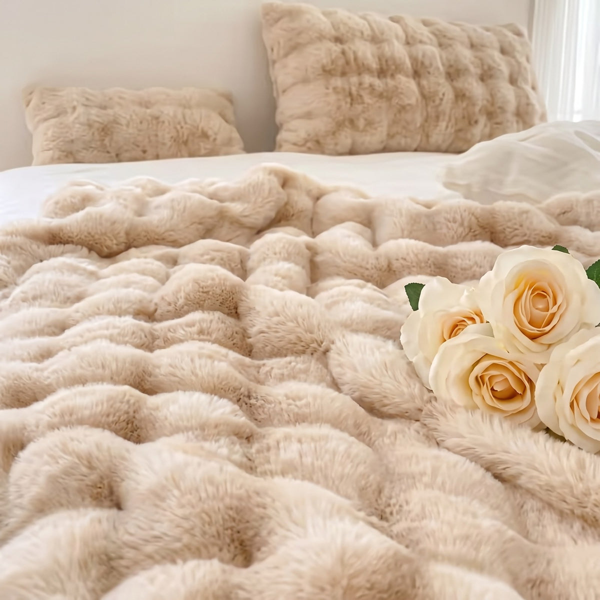 Couleur : Beige - plaid fausse fourrure posé sur un lit
