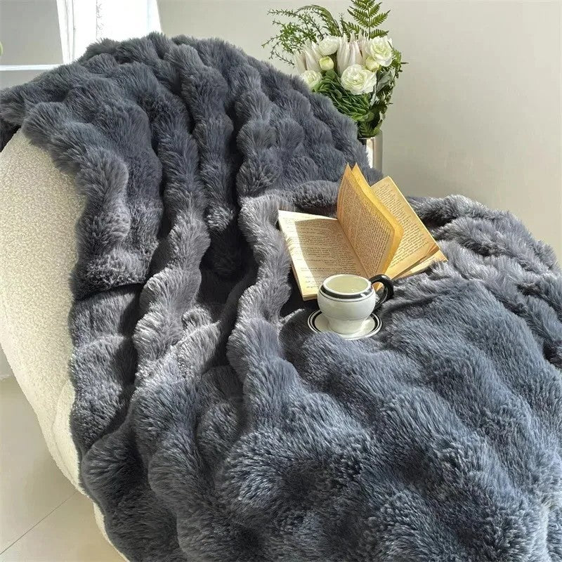 Couleur : Gris - plaid fausse fourrure sur un canapé