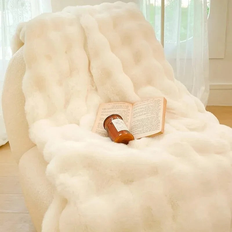 Couleur : Crème - plaid fausse fourrure sur un fauteuil