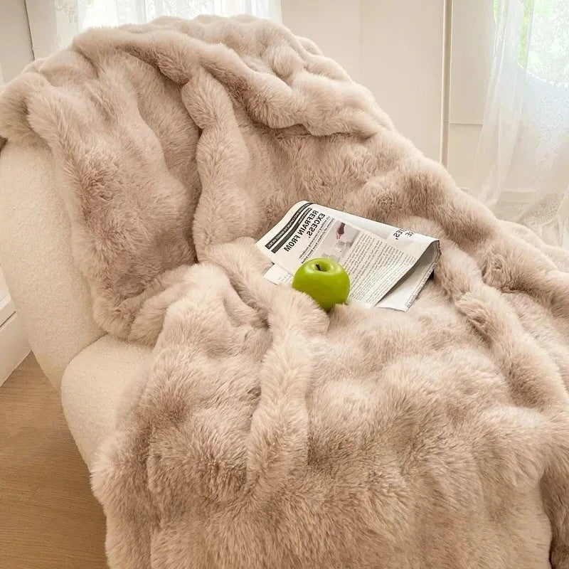 Couleur : Beige - plaid fausse fourrure sur un canapé