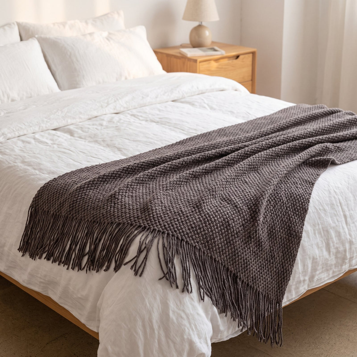 Couleur : Anthracite - plaid posé sur un lit