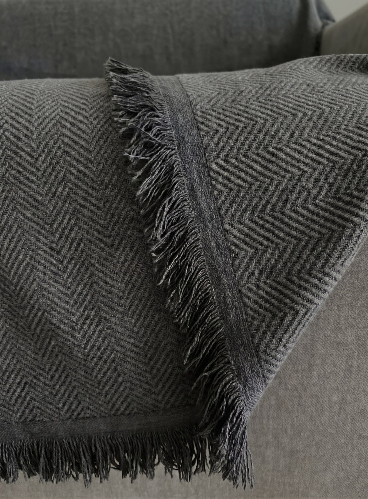 Couleur : Gris anthracite - Détail du tissage à chevrons et des franges