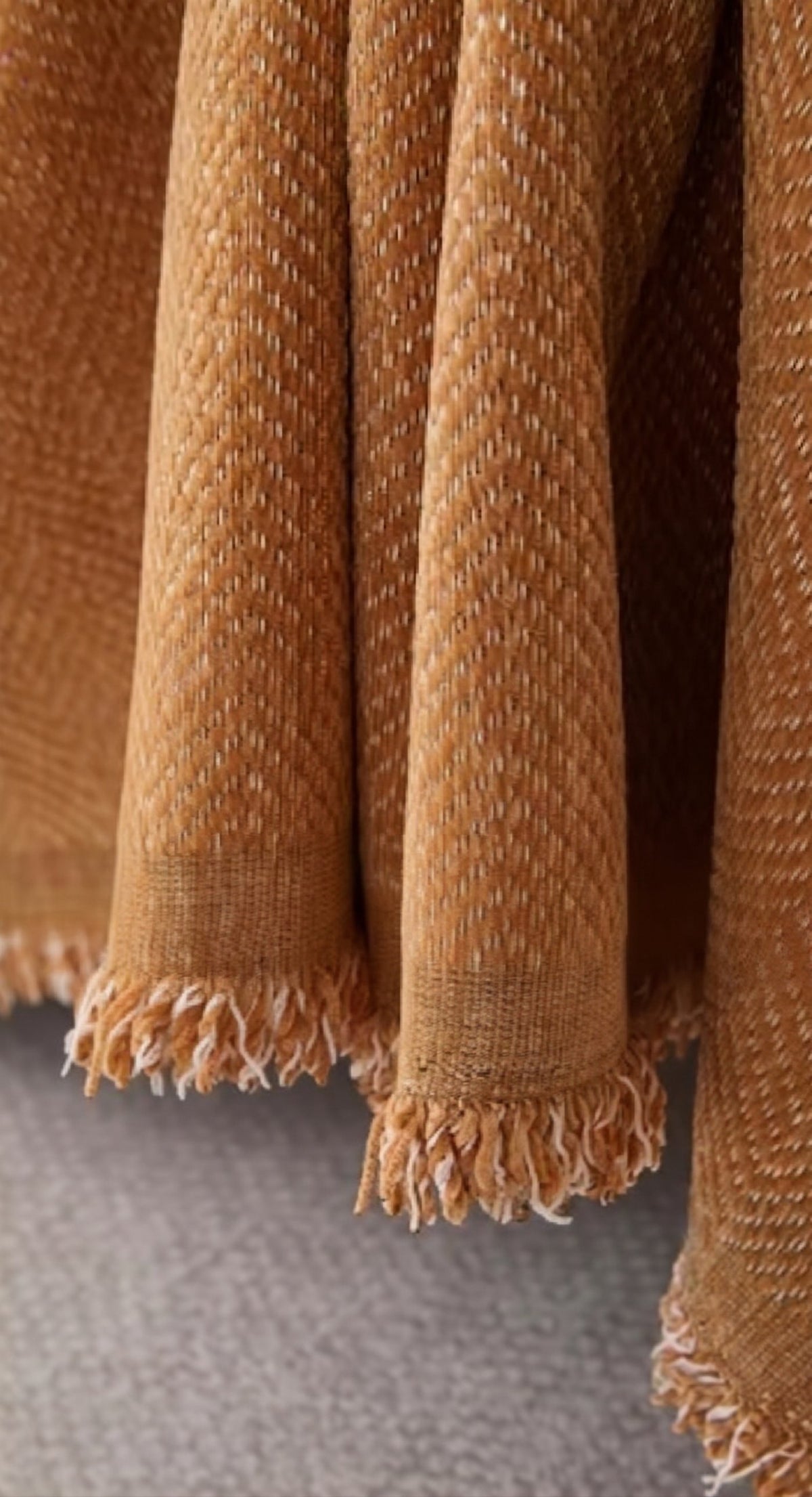 Couleur : Caramel - Détail de la chenille à chevrons et des franges