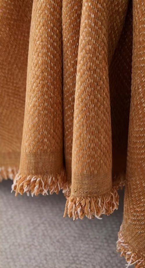 Couleur : Caramel - Détail de la chenille à chevrons et des franges