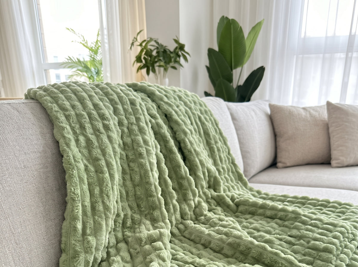 Couleur : Vert sauge - plaid à carreaux en relief sur un canapé