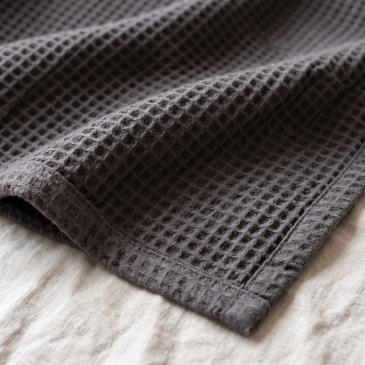 Couleur : Gris foncé - Détail du tissage nid d'abeille et de l'ourlet