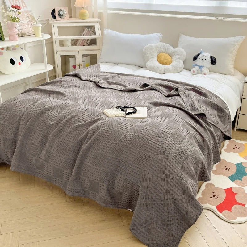 Couleur : Gris foncé - Plaid en coton gaufré gris foncé posé sur un lit