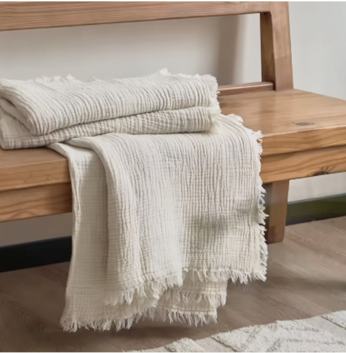 Couleur : Blanc - Plaid en gaze de coton blanc sur un banc en bois