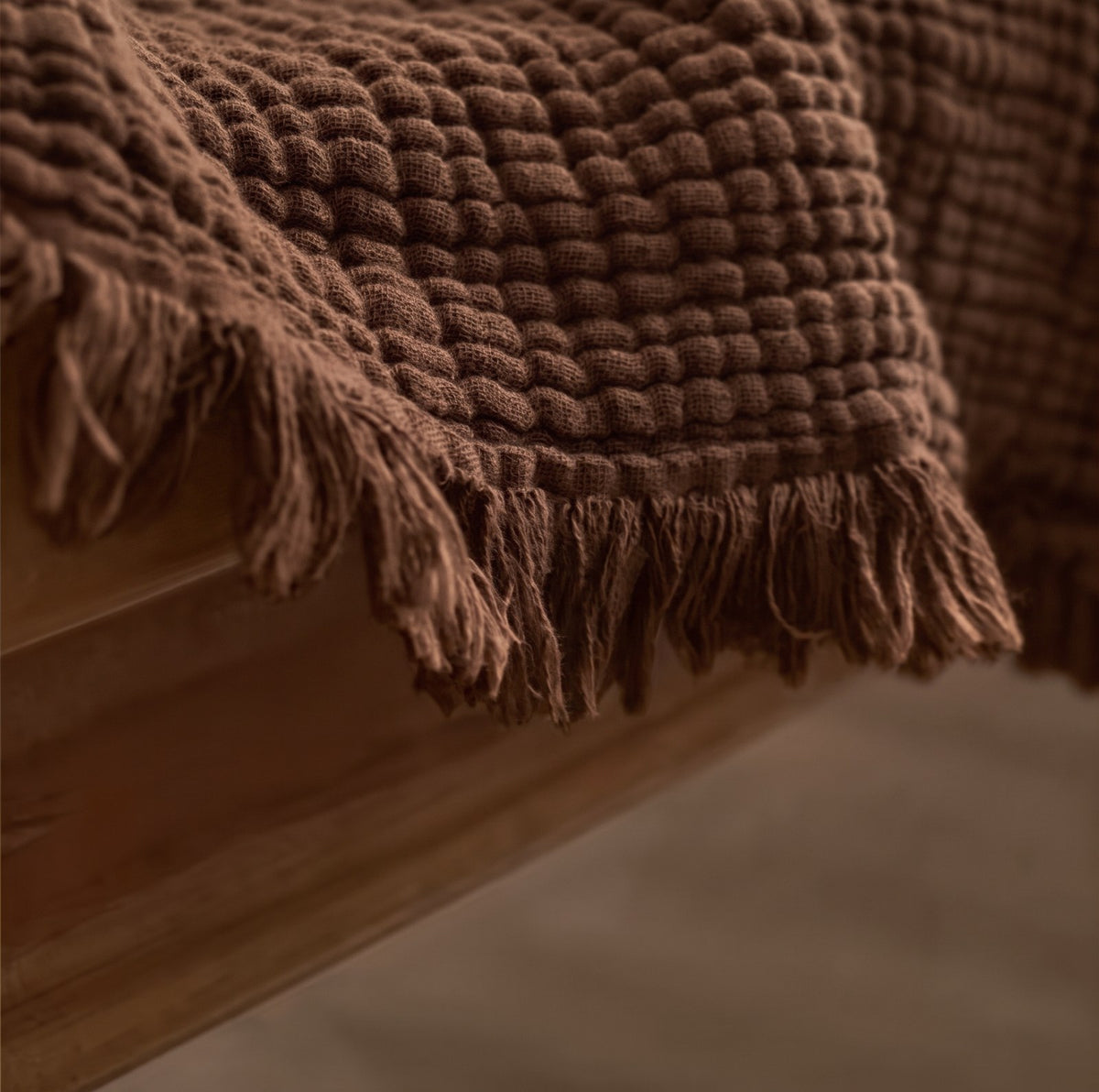 Couleur : Marron - Détail de la gaze de coton et des franges