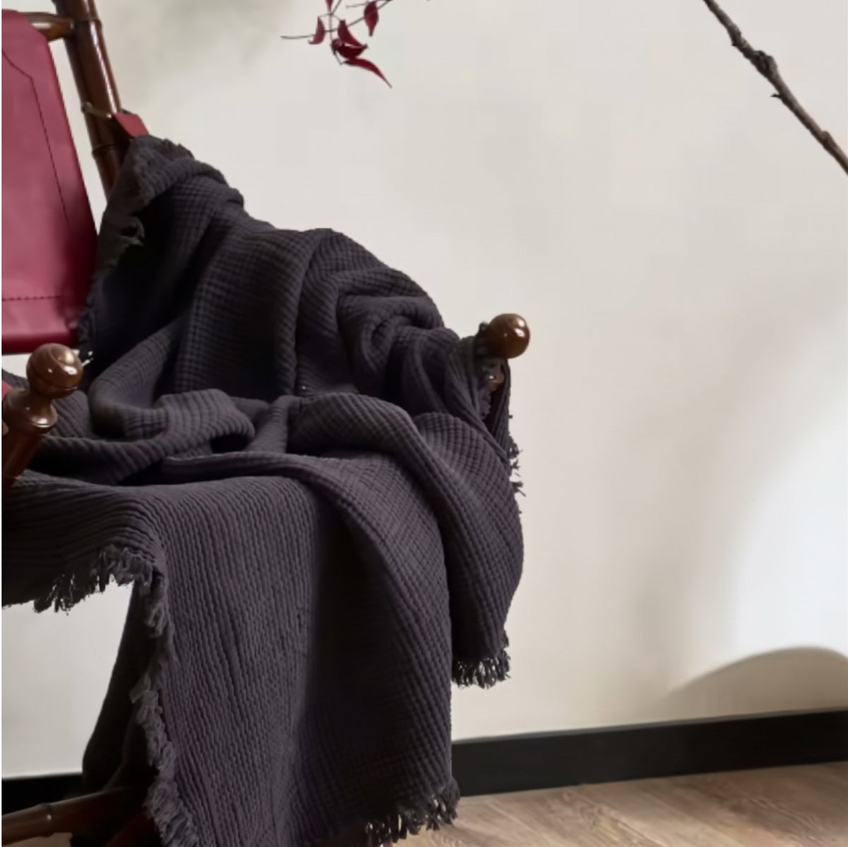 Couleur : Noir - Plaid en gaze de coton noir drapé sur une chaise
