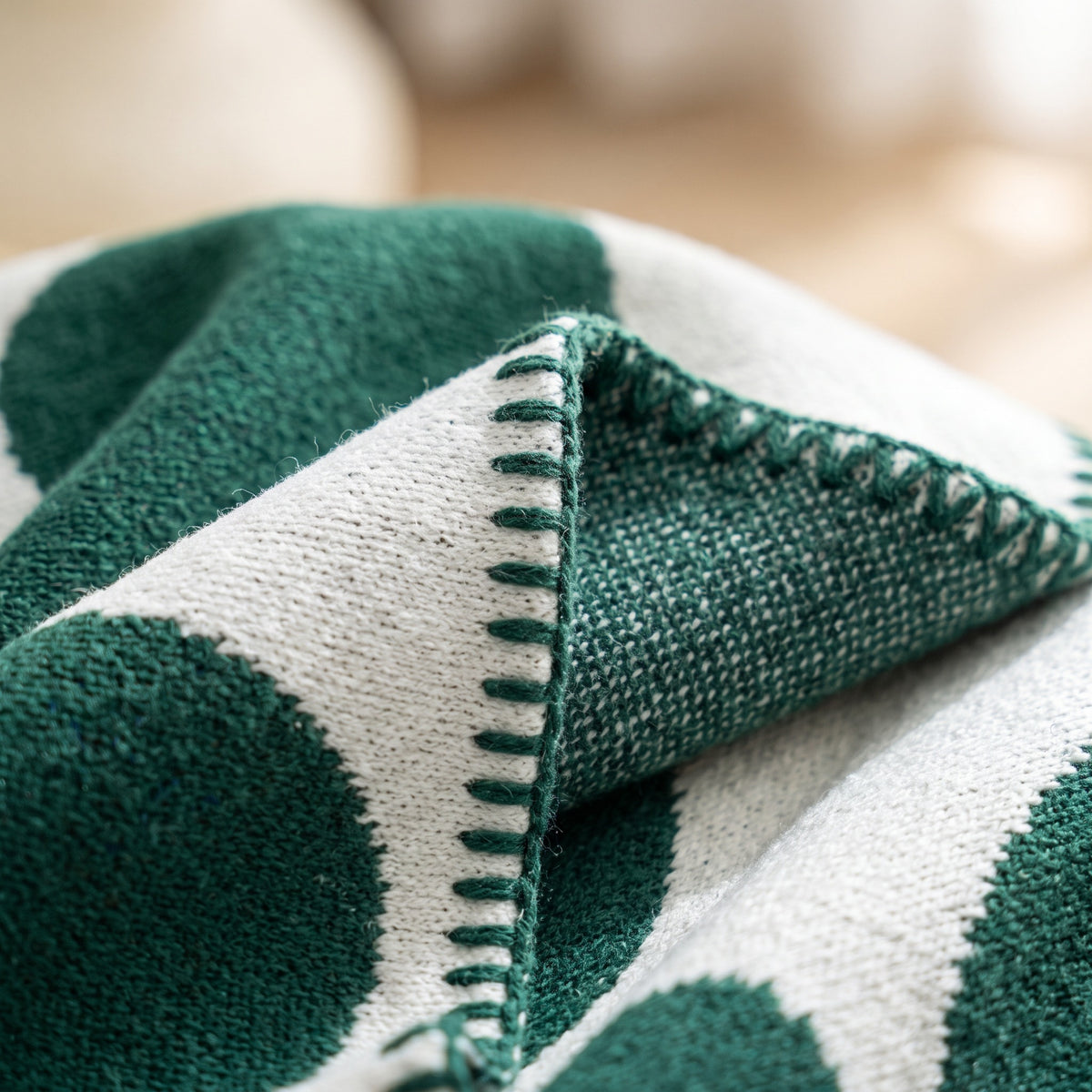 Couleur : Vert sapin - détail de la maille et de la bordure au point de feston