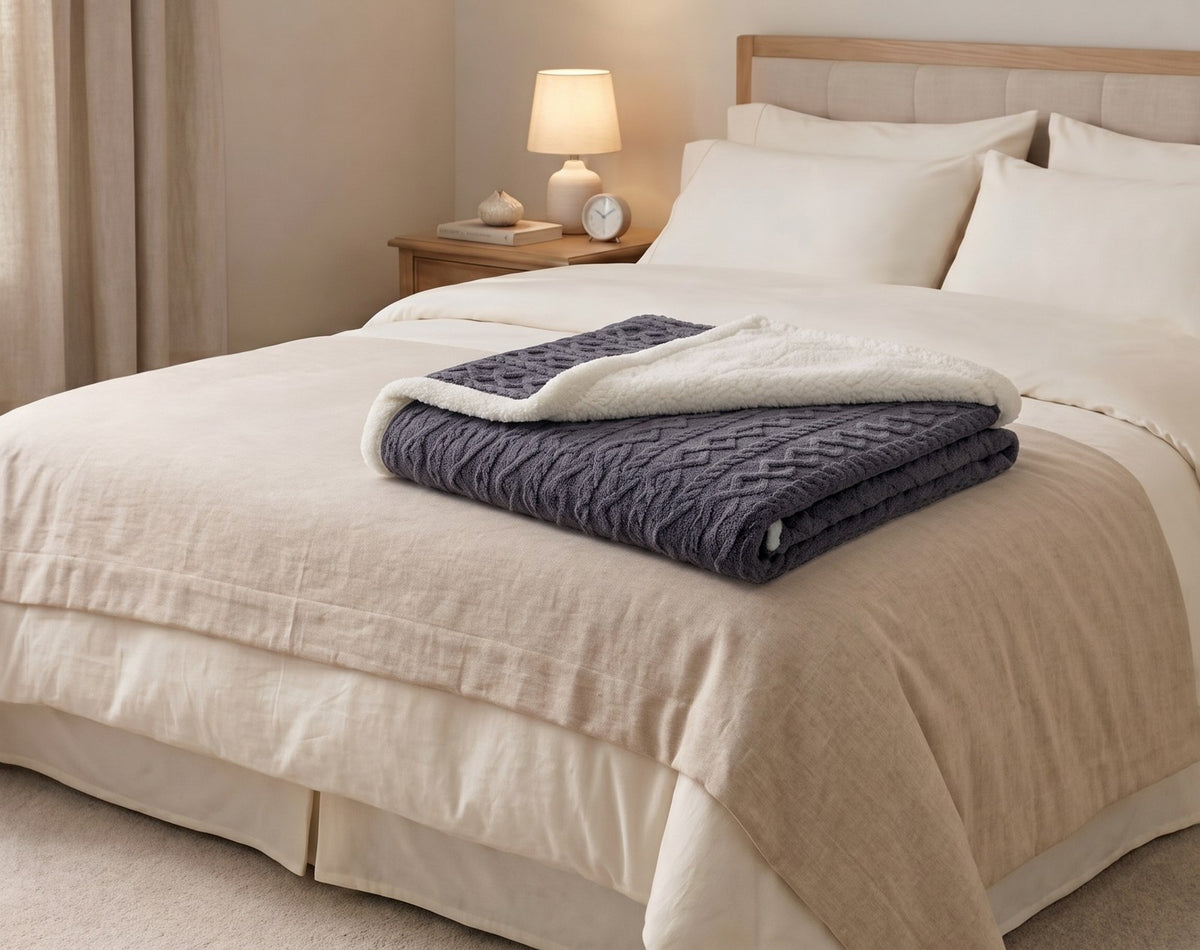 Couleur : Gris anthracite - Plaid doublé sherpa gris anthracite plié au pied du lit