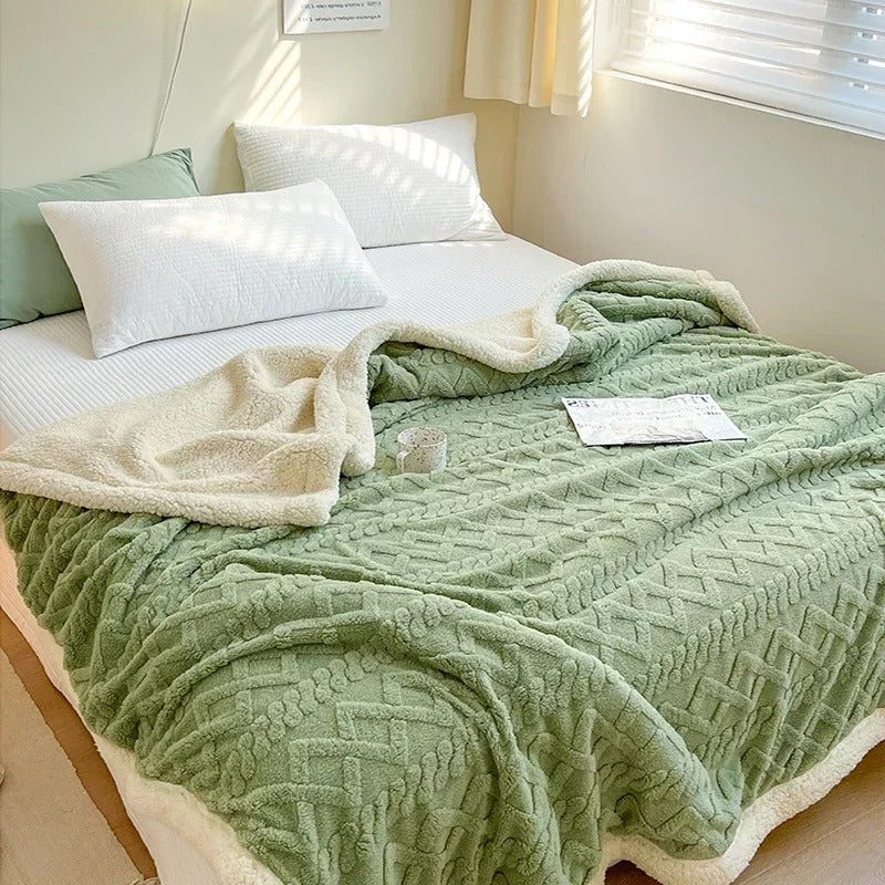 Couleur : Vert sauge - Plaid jacquard doublé sherpa vert sauge posé sur un lit