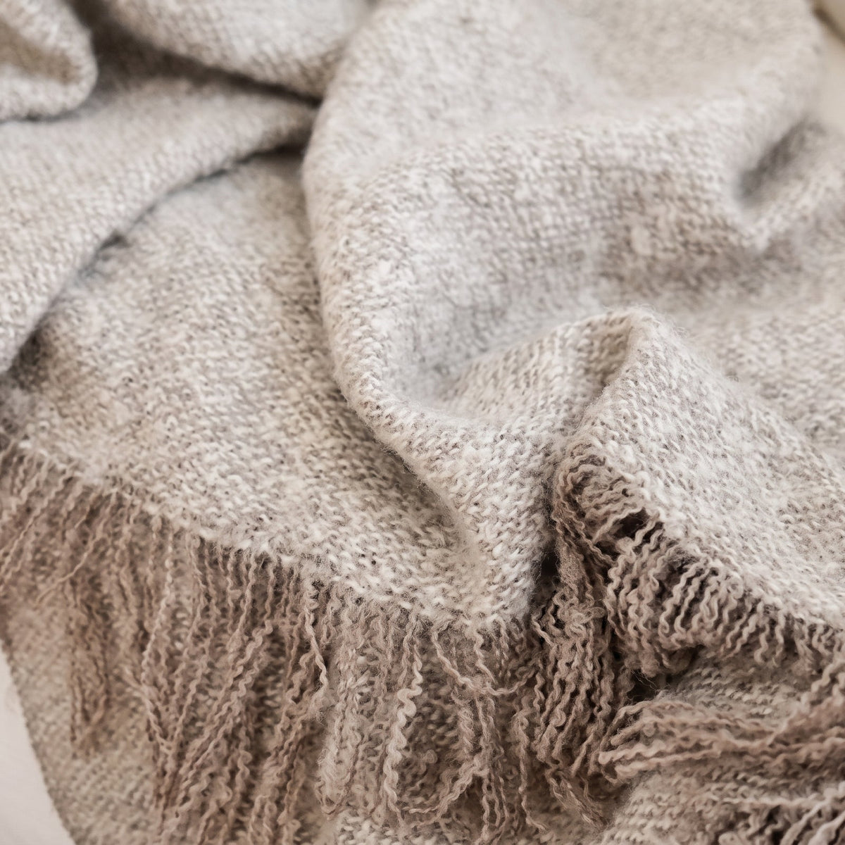 Couleur : Taupe chiné - détail de la maille et des franges