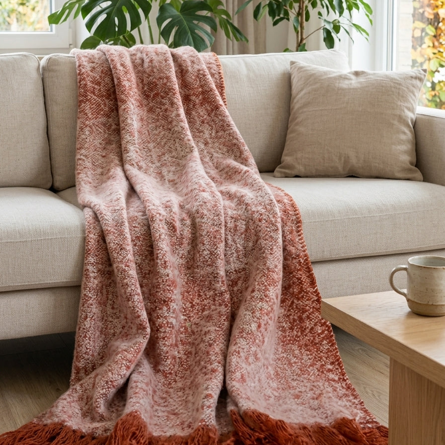 Couleur : Terracotta chiné - plaid tricot chiné à franges sur un canapé