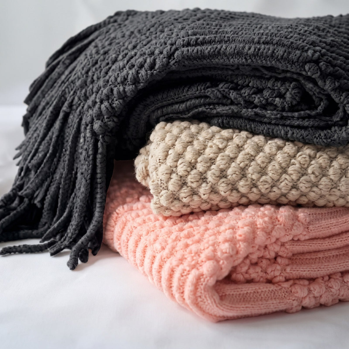 Couleur : Gris anthracite - les trois coloris pliés : gris anthracite, beige et rose