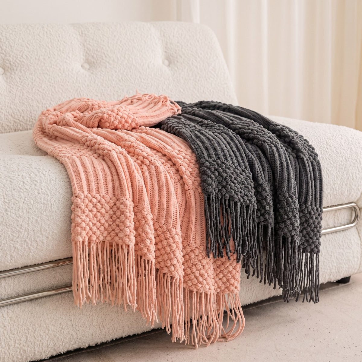 Couleur : Rose - plaids rose et gris anthracite posés sur un canapé